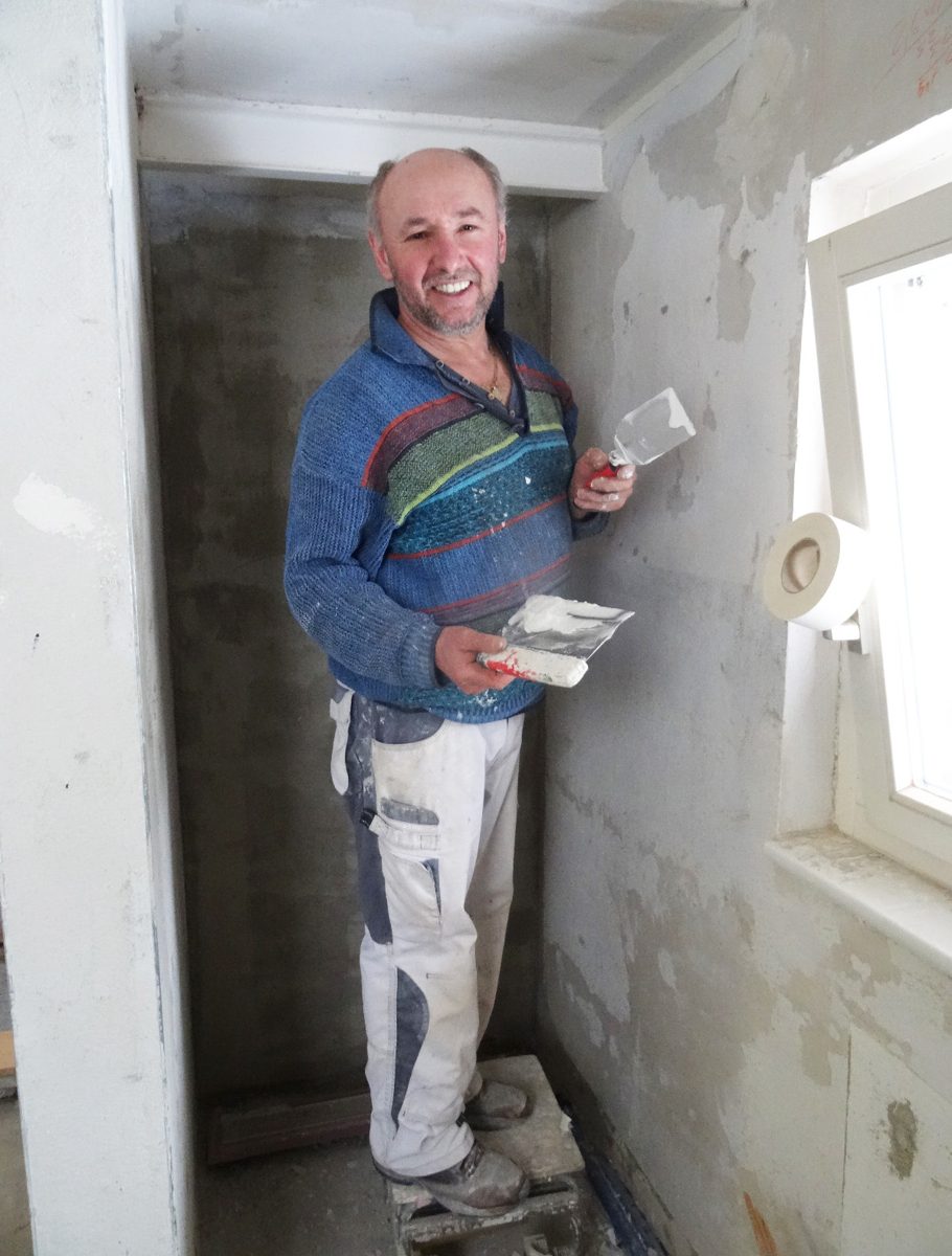 Malermeister Andreas Wasmer bei der Arbeit