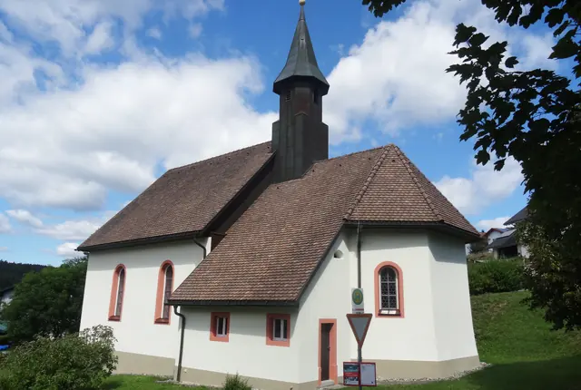 Kirchenfassade nach Malerarbeiten durch Malerfachbetrieb